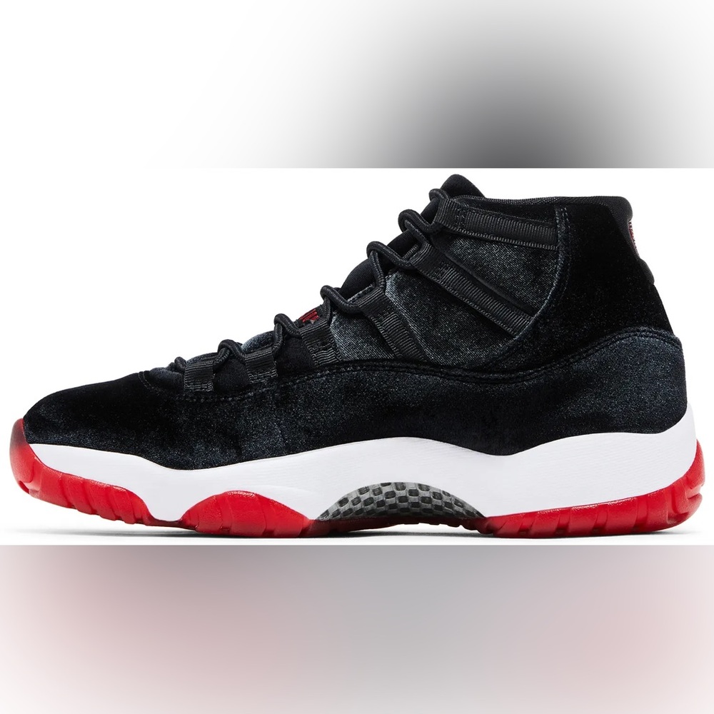 Jordan Men's Black and Red Sneakers